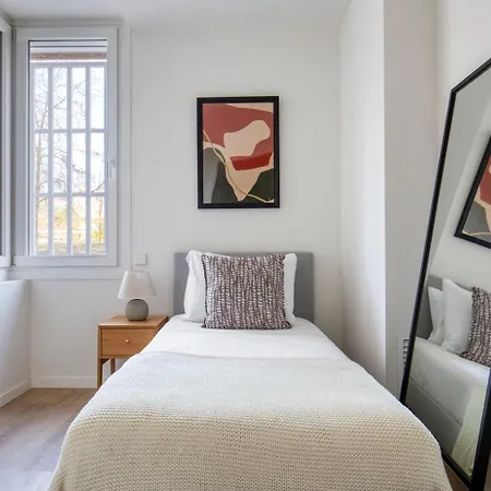 Blueground Sarria Doorman Fresh Renovation Bcn-120 Apartment *