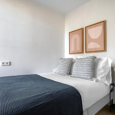 Blueground Sarria Doorman Fresh Renovation Bcn-120 * Barcelona